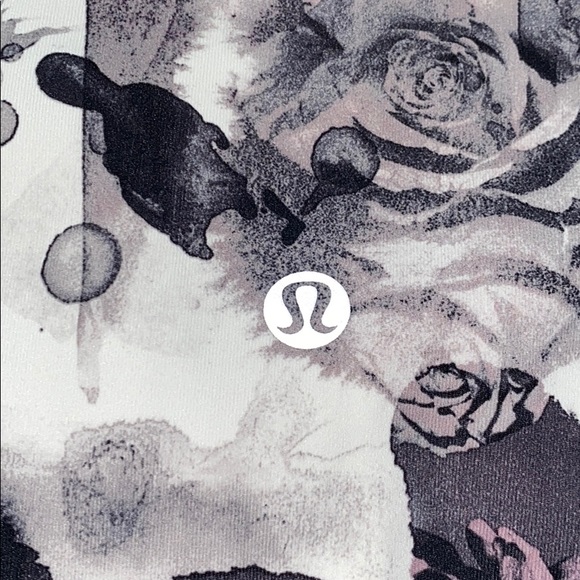 Black and white floral cropped lulu lemon leggings - Picture 3 of 4